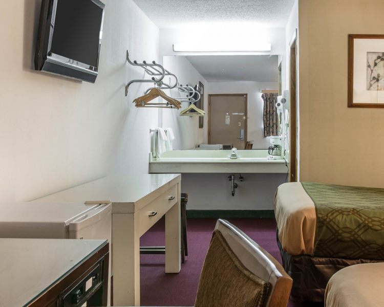 Econo Lodge Holland , OH 43528 near Toledo Express Airport View Point 5