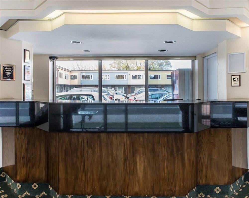 Econo Lodge Downtown 4