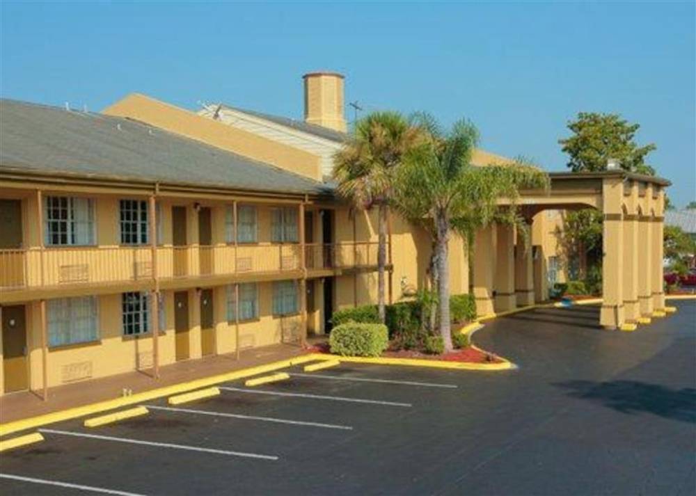 Econo Lodge 3