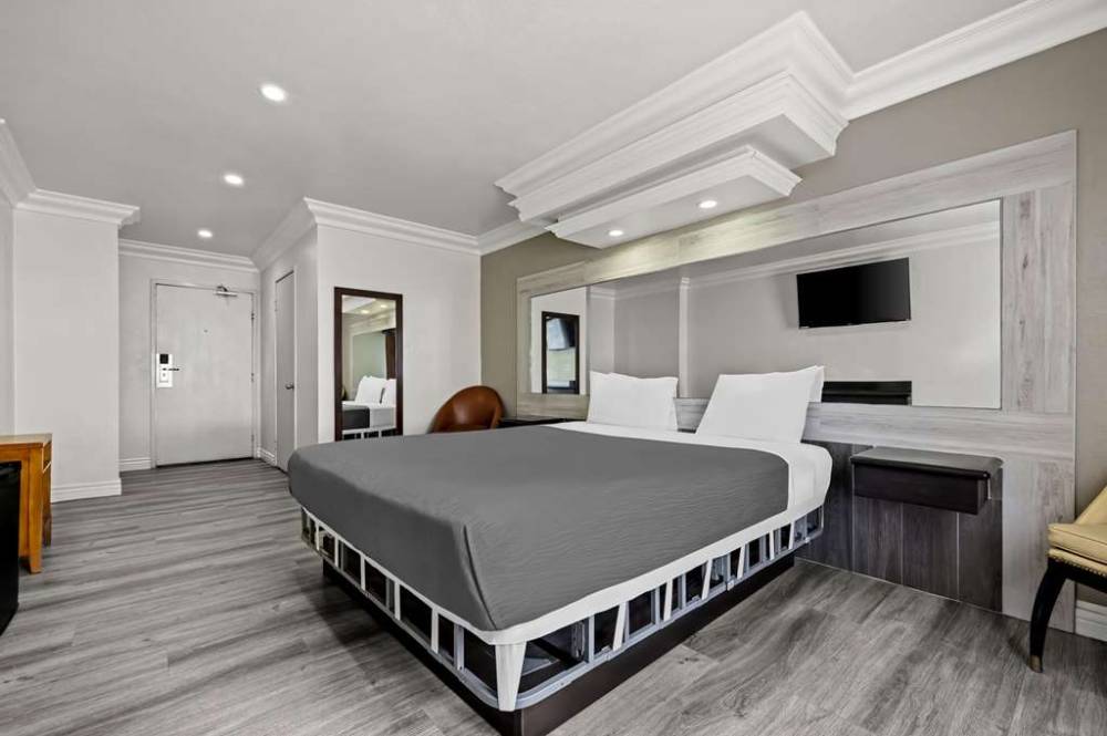 Rodeway Inn 5