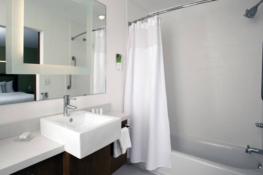 Guest Bathroom - Tub
